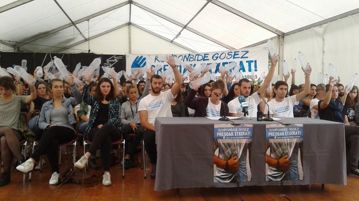 Los comparecientes, con las bottelas de agua en mano. ( @Maite_Ubiria)