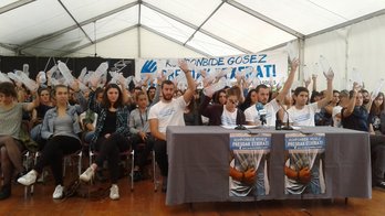 Los comparecientes, con las bottelas de agua en mano. ( @Maite_Ubiria)