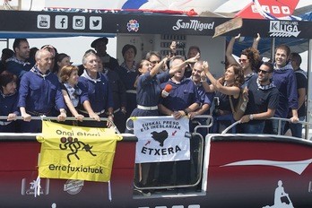 Idurre Bideguren Bermeoko alkatea, teila jaurtitzen. (Monika DEL VALLE/ARGAZKI PRESS)