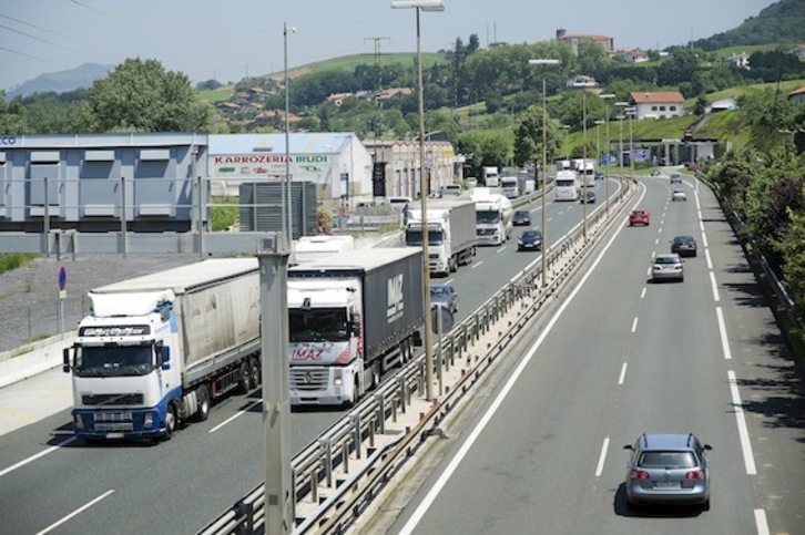 El sistema de peaje AT está destinado a los camiones que atraviesan Gipuzkoa. (Juan Carlos RUIZ/ARGAZKI PRESS)