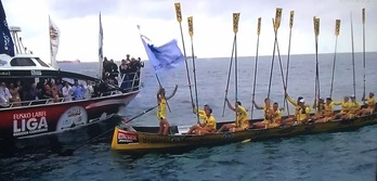 Orioko arraunlariak, Santanderren irabazitako banderarekin. (@CRO_OrioAE)