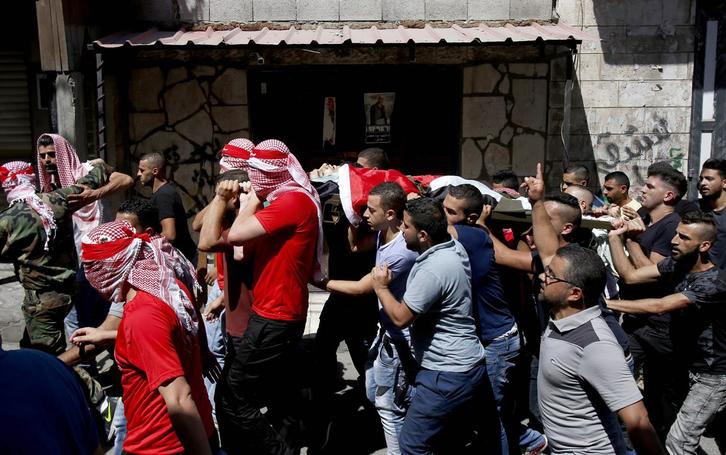 Imagen del entierro de uno de los fallecidos en los enfrentamientos con las fuerzas armadas israelíes. (Musa AL SHAER/AFP)