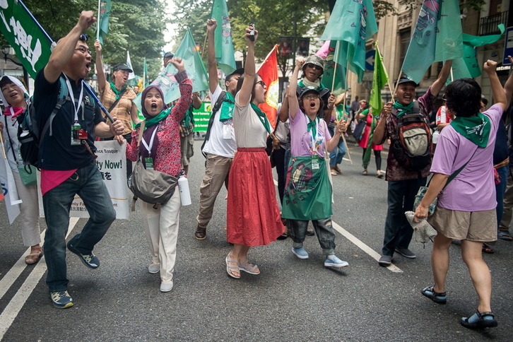 Participantes en la marcha convocada por al Vía Campesina en Bilbo. (Monika DEL VALLE/ARGAZKI PRESS)
