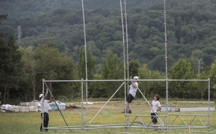 Los trabajos van a buen ritmo en Lakuntza para que todo esté preparado el jueves. (Jagoba MANTEROLA/ARGAZKI IPRESS)