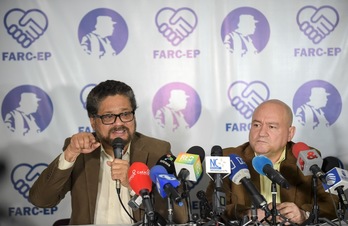 Iván Márquez y Carlos Antonio Lozada, en la comparecencia en la que han anunciado que las FARC se convertirán en partido político. (Raúl ARBOLEDA/AFP)