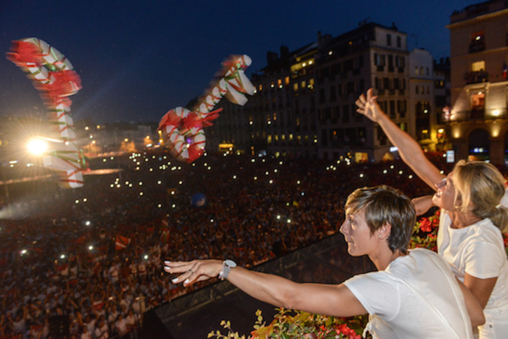 El lanzamiento de las llaves ha dado arranque a las fiestas de Baiona. (Isabelle MIQUELESTORENA)