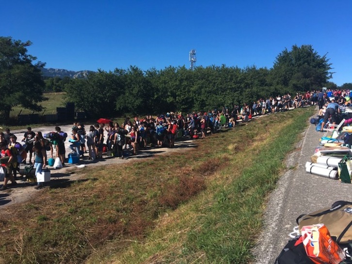 Ilara luzeak sortu dira goizetik Hatortxura sartzeko. (@Hatortxurock)