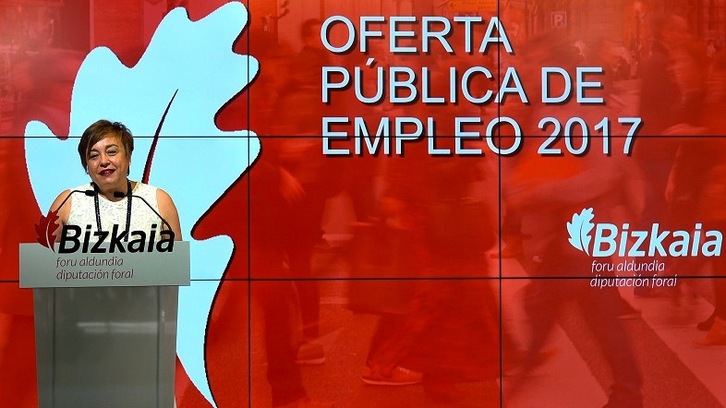 La diputada de Acción Social, Isabel Sánchez, durante la presentación de la OPE. (BIZKAIA.EUS)