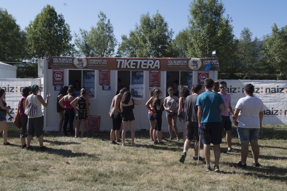 Haciendo cola para los tickets. (Gorka RUBIO/ARGAZKI PRESS) Haciendo cola para los tickets. (Gorka RUBIO/ARGAZKI PRESS)