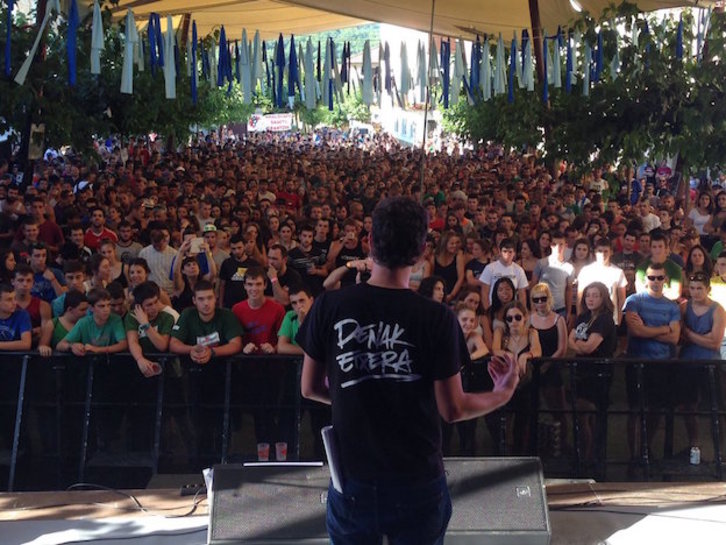 La plaza de Lakuntza, llena en el arranque de Hatortxu Rock 20. ( @Hatortxurock) 