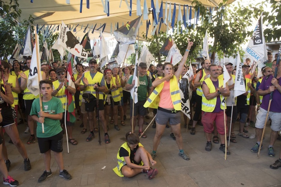 Marchistas de Kalera, durante el acto de apertura en la plaza de Lakuntza. (Gorka RUBIO/ARGAZKI PRESS) Marchistas de Kalera, durante el acto de apertura en la plaza de Lakuntza. (Gorka RUBIO/ARGAZKI PRESS)