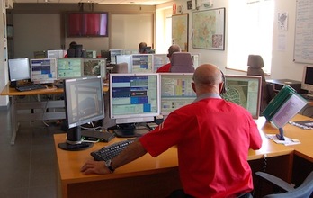 Agentes de Policía Foral en el Centro de Mando y Coordinación. (POLICÍA FORAL)