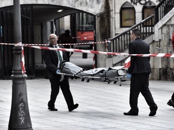 Traslado del cadáver tras ser rescatado. (ARGAZKI PRESS)