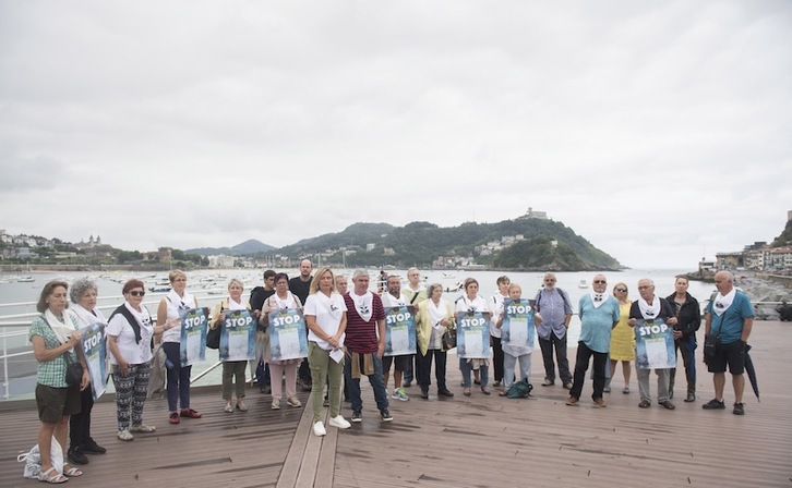 Donostian eman du Etxertek hondartzetako mobilizazioen berri. (Juan Carlos RUIZ/ARGAZKI PRESS)
