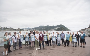 Donostian eman du Etxertek hondartzetako mobilizazioen berri. (Juan Carlos RUIZ/ARGAZKI PRESS)