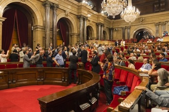 Aplausos en el Parlament tras la aprobación de la ley de Código Tributario. (PARLAMENT.CAT)