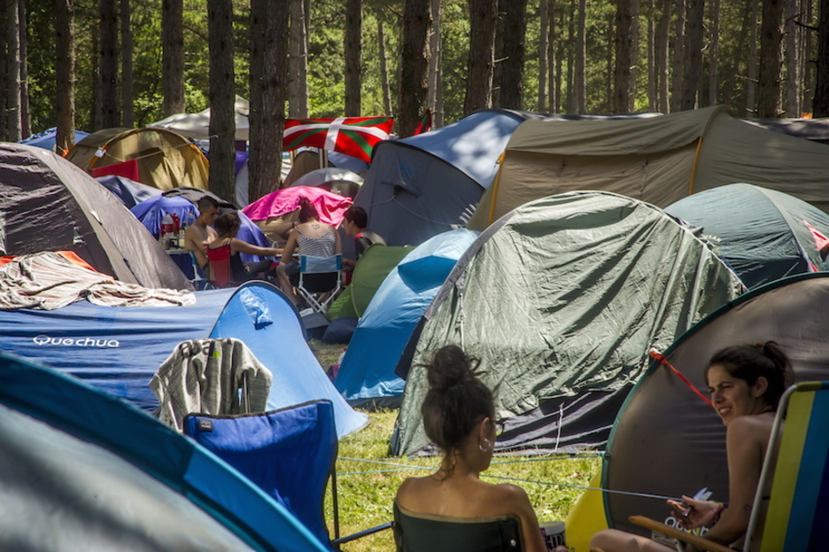 Laberinto de tiendas de campaña. (Jaizki FONTANEDA / ARGAZKI PRESS) Laberinto de tiendas de campaña. (Jaizki FONTANEDA / ARGAZKI PRESS)