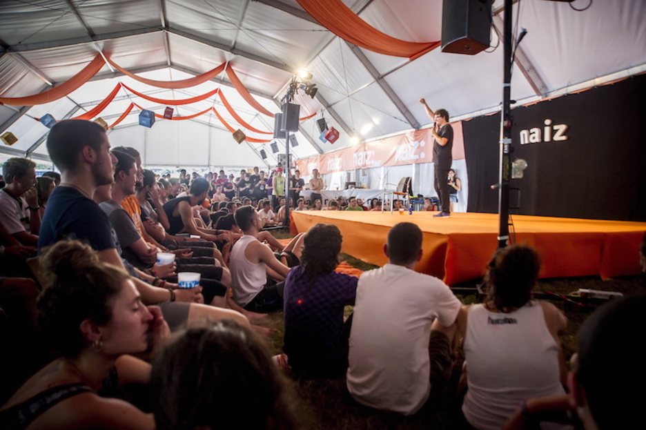 Facu Díaz, monologueando en Naiz Gunea. (Jaizki FONTANEDA / ARGAZKI PRESS) Facu Díaz, monologueando en Naiz Gunea. (Jaizki FONTANEDA / ARGAZKI PRESS)