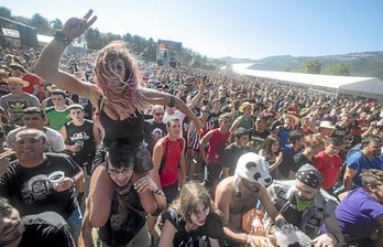 La música y el ambiente elevan a las personas. (Iñigo URIZ/ARGAZKI PRESS)