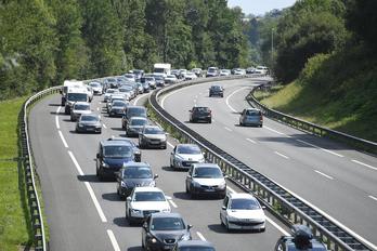 La hilera de coches ha llegado a ser de hasta 7,5 kilómetros en Irun. (ARGAZKI PRESS)