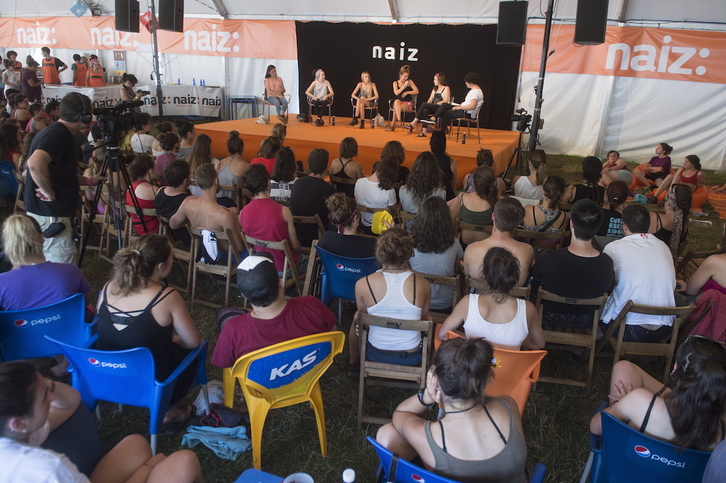 Hizlariak NAIZ guneko eskenatokian. (Iñigo URIZ | ARGAZKI PRESS)