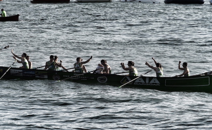 Los remeros de Hondarribia celebran su ajustado triunfo. (ARGAZKI PRESS)