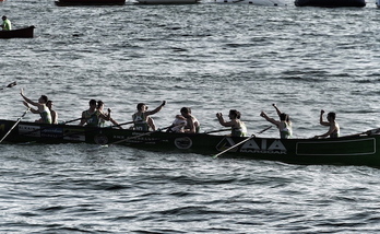 Los remeros de Hondarribia celebran su ajustado triunfo. (ARGAZKI PRESS)