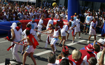 Les animations de jour ont beaucoup de succès pendant les fêtes, à Bayonne. © Bob EDME