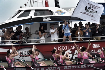 Las remeras de San Juan levantan la bandera Petronor. (ARGAZKI PRESS)