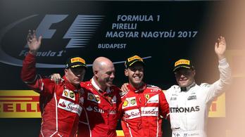Vettel, en el centro, ganador en Hungría. (Peter KOHALMI/AFP)