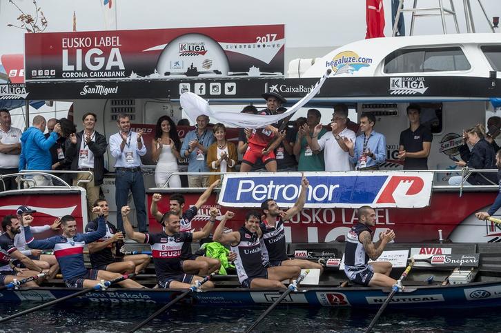 Urdaibaiko arraunlariak, bandera eskuan. (Marisol RAMIREZ/ARGAZKI PRESS)
