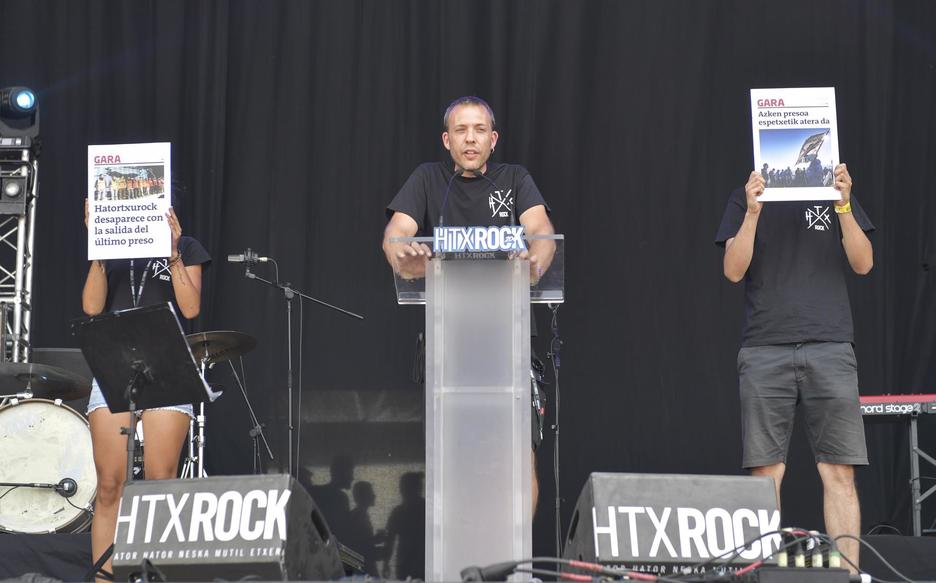 GARA egunkariaren bi azal erakutsi dituzte, preso guztien askatzea iragarriz. (Idoia ZABALETA/ARGAZKI PRESS) GARA egunkariaren bi azal erakutsi dituzte, preso guztien askatzea iragarriz. (Idoia ZABALETA/ARGAZKI PRESS)