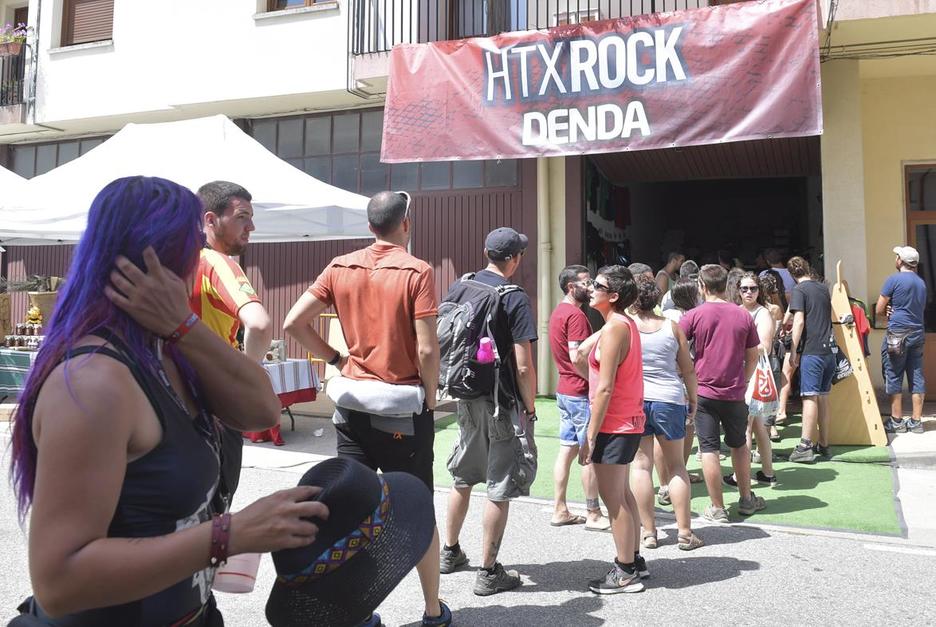 Alde egin aurretik, baina, oroimenerako zerbait erosteko tartea hartu dute hainbatek. (Idoia ZABALETA/ARGAZKI PRESS) Alde egin aurretik, baina, oroimenerako zerbait erosteko tartea hartu dute hainbatek. (Idoia ZABALETA/ARGAZKI PRESS)