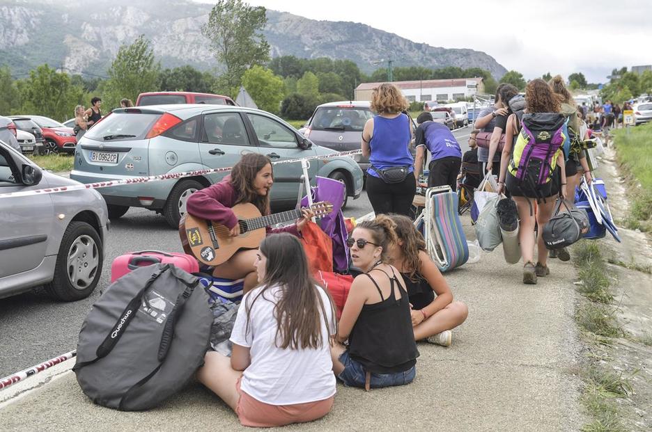 Ilarak osatu dira kanpalekuen kanpoaldean erretiroa hartu dutenen artean. (Idoia ZABALETA/ARGAZKI PRESS) Ilarak osatu dira kanpalekuen kanpoaldean erretiroa hartu dutenen artean. (Idoia ZABALETA/ARGAZKI PRESS)