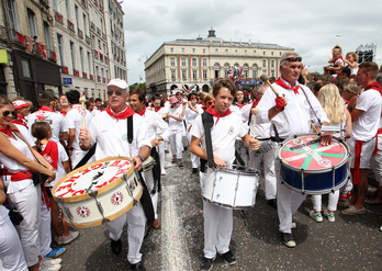 Dernier défilé officiel des Fêtes de Bayonne, édition 2017. En musique bien sûr ! ©Bob EDME