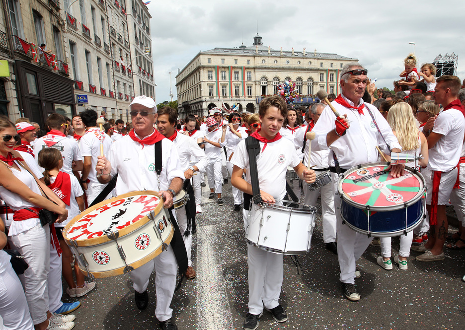 Dernier défilé officiel des Fêtes de Bayonne, édition 2017. En musique bien sûr ! ©Bob EDME