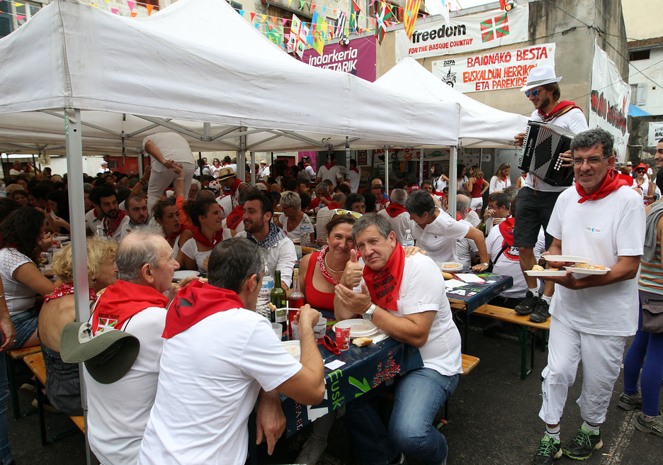 Baionako besten azken eguna iruditan. ©Bob EDME