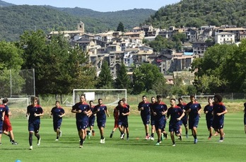 Osasuna está ejercitándose esta semana de cara a la tempotemporada en la localidad oscense de Boltaña. (OSASUNA)