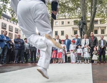 Un dantzari baila un aurresku ante los dirigentes jeltzales. (Marisol RAMÍREZ/ARGAZKI PRESS)