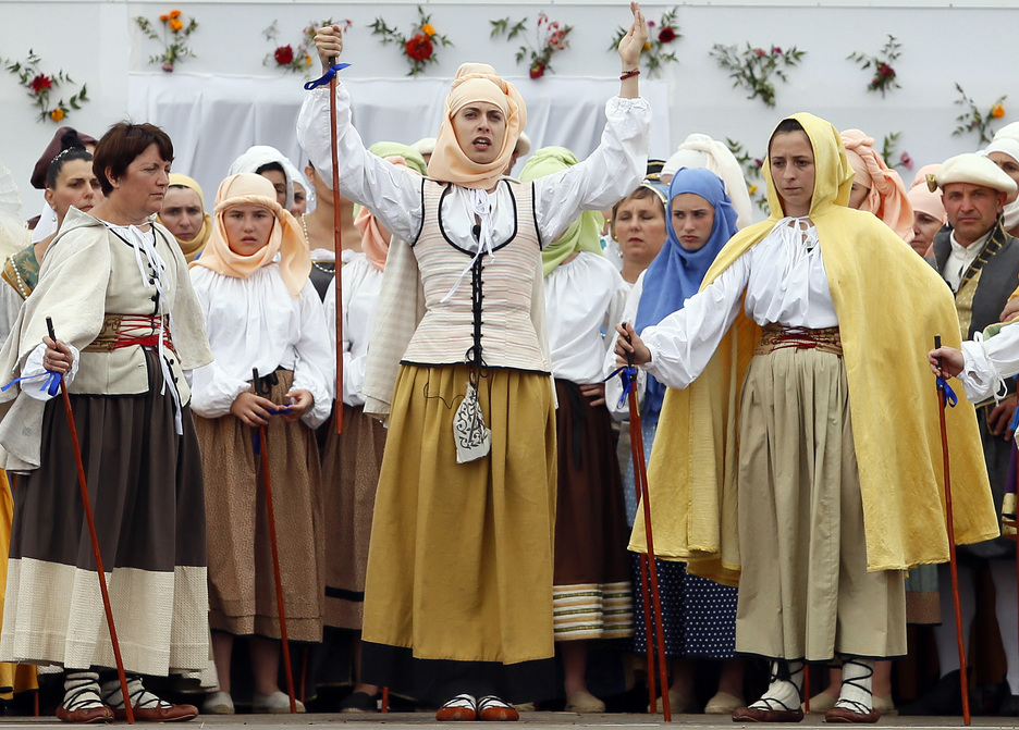 Joana Etchart questionne dans cette pastorale les stérétotypes de genre qui imprègnent des représentations de la culture souletine. ©Bob EDME