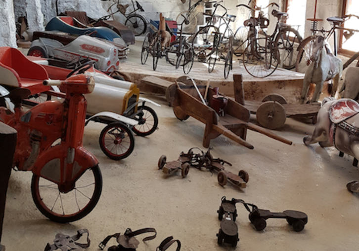 Algunas de las más de 5.000 piezas que se guardan en el Museo Etnográfico del Reino de Pamplona, en Arteta. (GOBIERNO DE NAFARROA)