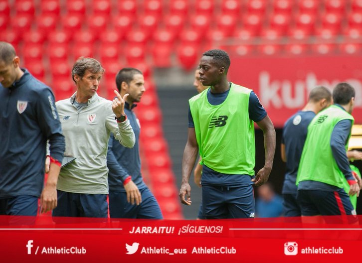 Ziganda con los jugadores en San Mamés. (ATHLETIC CLUB)
