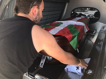 El cuerpo de Kepa del Hoyo está viajando hacia Euskal Herria. (@sortuEH)