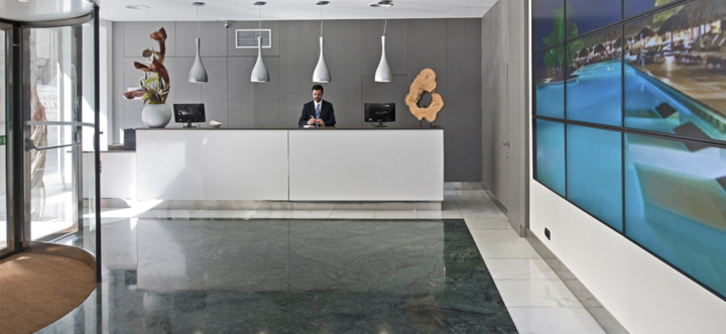 Hall de entrada del hotel de la cadena Catalonia en Atocha, Madrid.