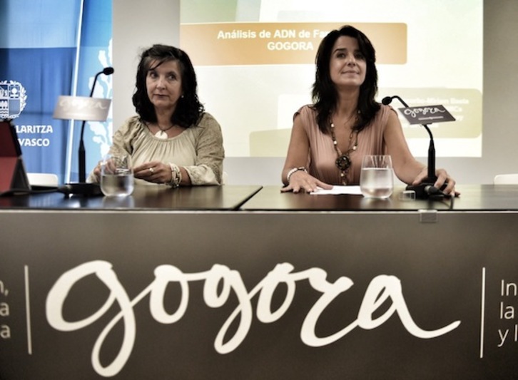 Aintzane Ezenarro y Marian Martínez de Pancorbo, durante la rueda de prensa en la que han presentado los resultados de la campaña de recogida de ADN. (ARGAZKI PRESS)