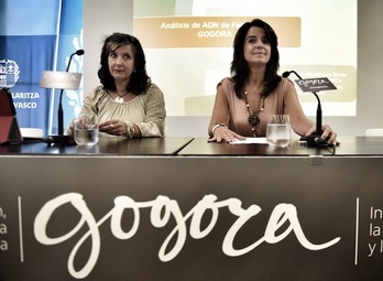 Aintzane Ezenarro y Marian Martínez de Pancorbo, durante la rueda de prensa en la que han presentado los resultados de la campaña de recogida de ADN. (ARGAZKI PRESS)