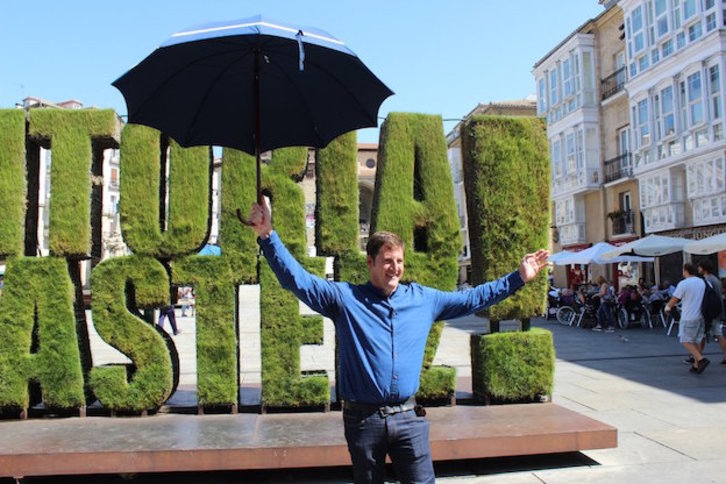 Gorka Ortiz de Urbina, con el paraguas que portará este viernes. (@vitoriagasteiz)