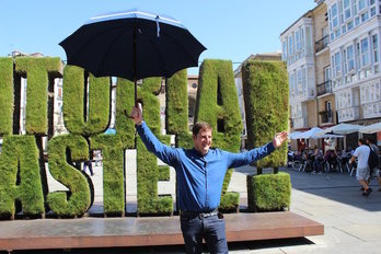 Gorka Ortiz de Urbina, con el paraguas que portará este viernes. (@vitoriagasteiz)