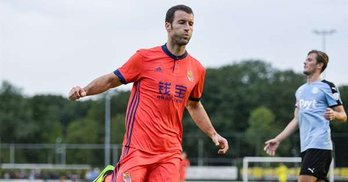 Imanol Agirretxe celebra su gol ante el Groningen. (@RealSociedad)