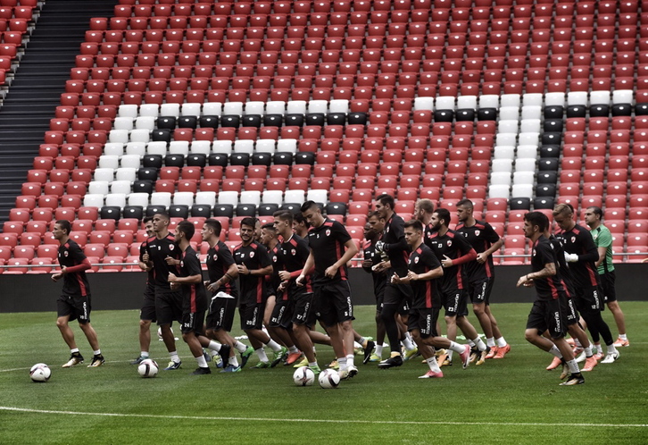 El Dinamo de Bucarest durante su entrenamiento en San Mamés. (ARGAZKI PRESS)